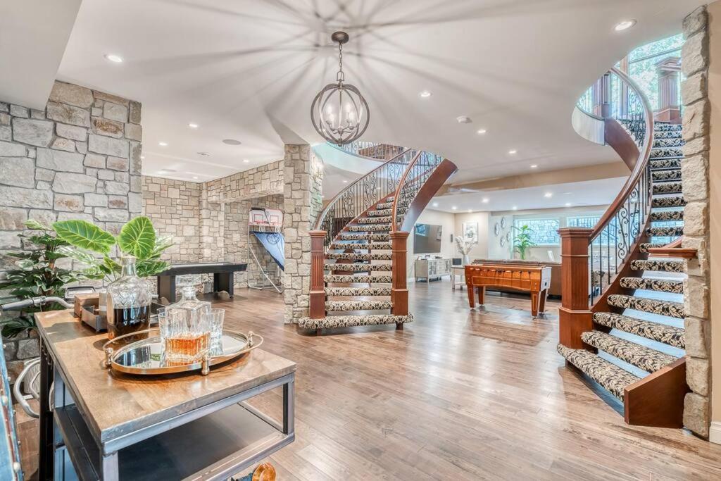 French Chateau W/Swim Spa & Theatre: 11,700 Sqft YYC Екстериор снимка