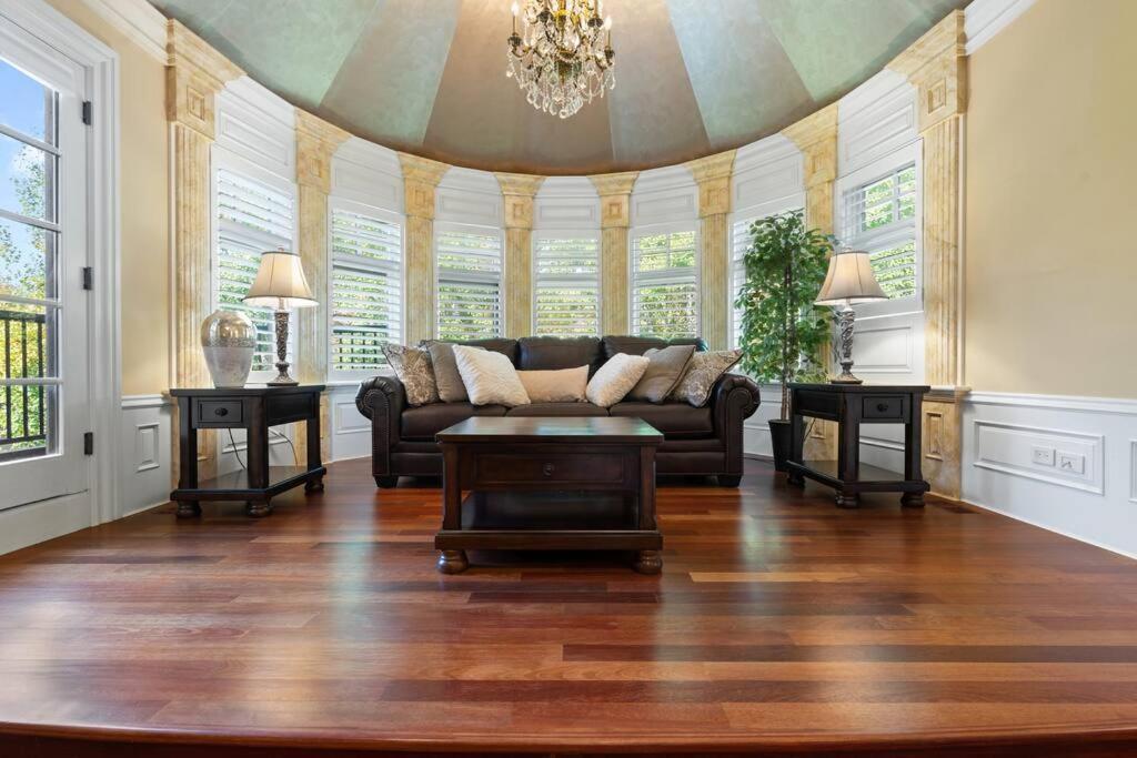 French Chateau W/Swim Spa & Theatre: 11,700 Sqft YYC Екстериор снимка