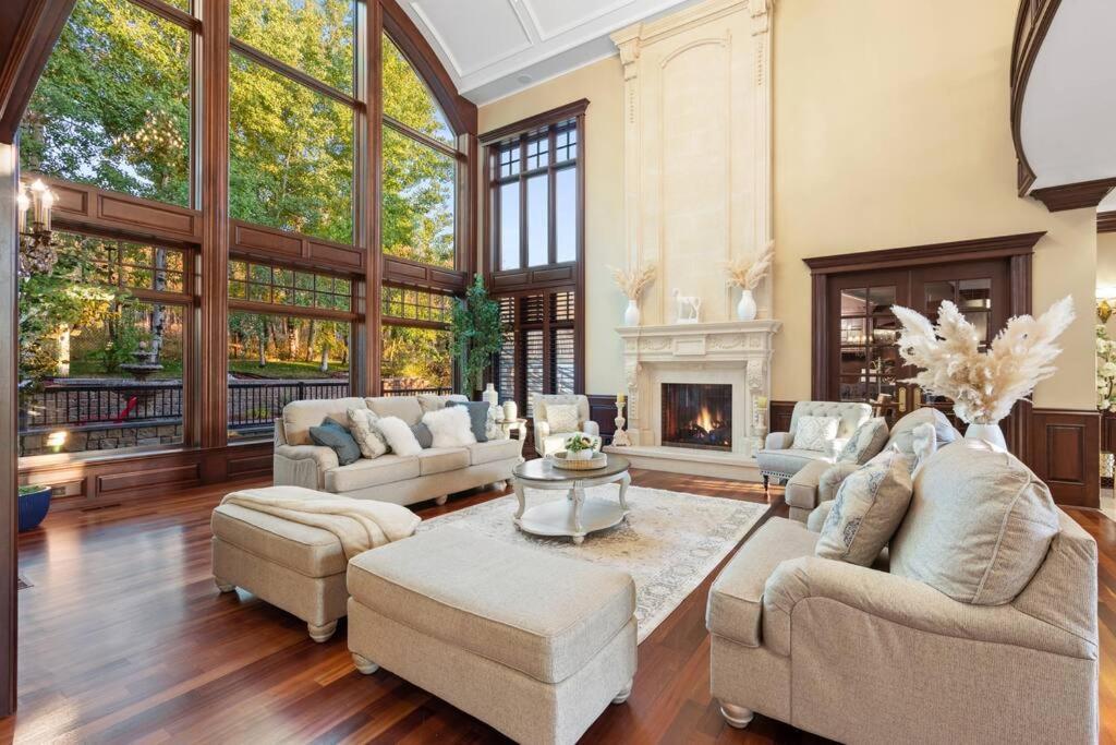 French Chateau W/Swim Spa & Theatre: 11,700 Sqft YYC Екстериор снимка