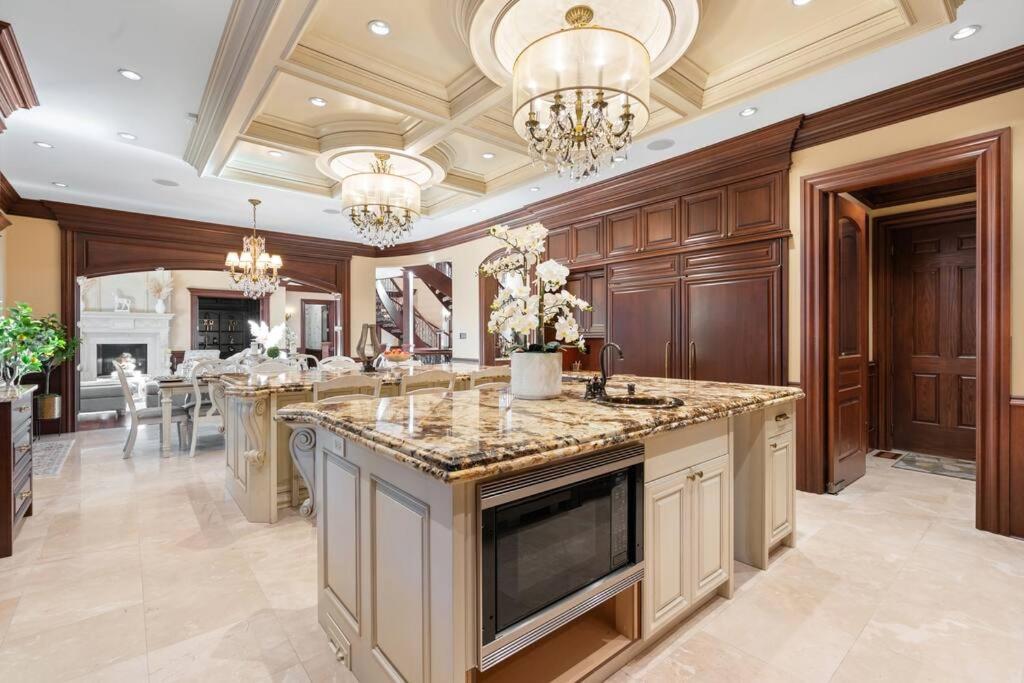 French Chateau W/Swim Spa & Theatre: 11,700 Sqft YYC Екстериор снимка