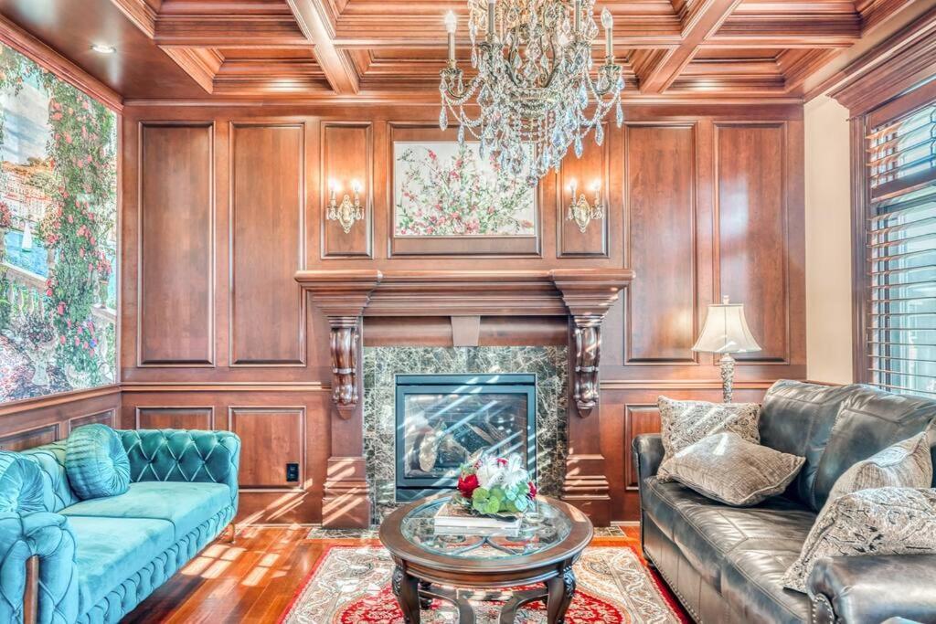 French Chateau W/Swim Spa & Theatre: 11,700 Sqft YYC Екстериор снимка