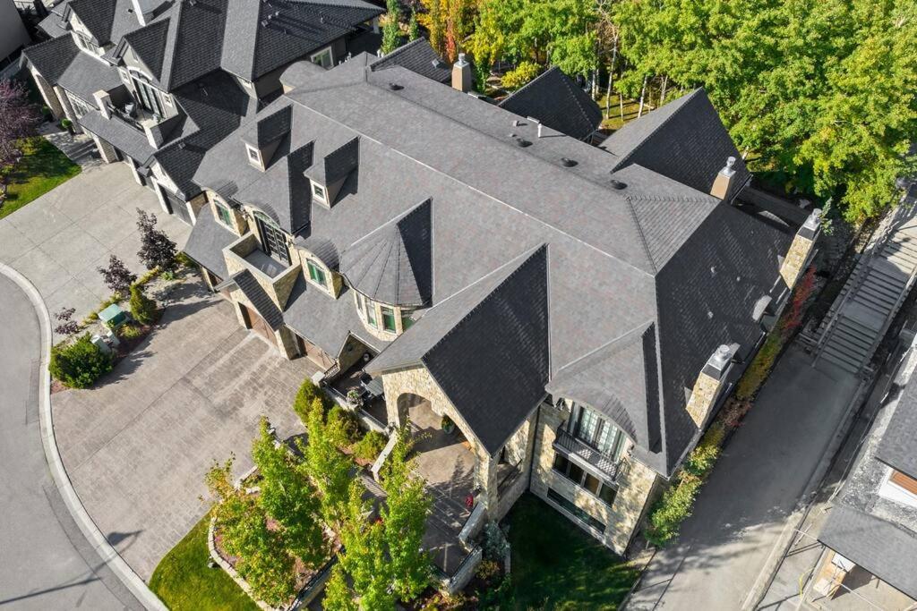 French Chateau W/Swim Spa & Theatre: 11,700 Sqft YYC Екстериор снимка