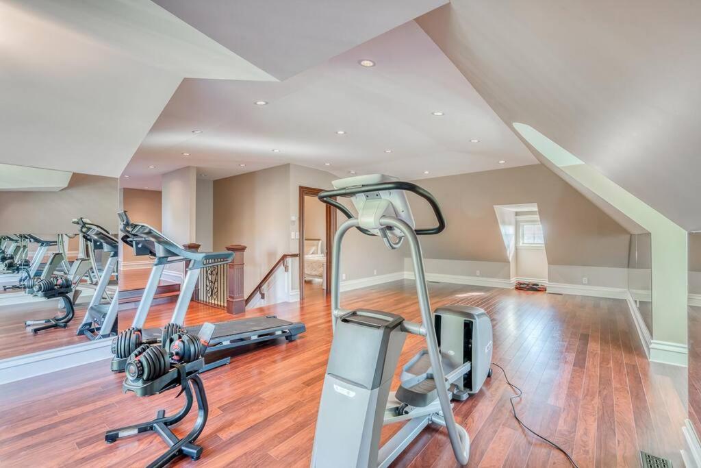French Chateau W/Swim Spa & Theatre: 11,700 Sqft YYC Екстериор снимка