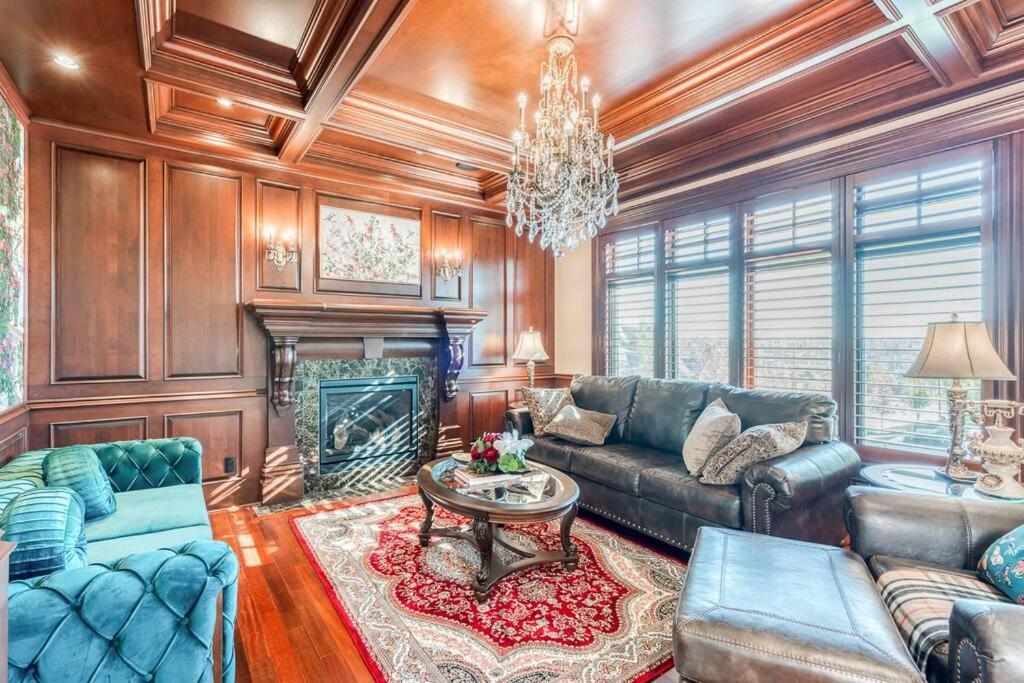 French Chateau W/Swim Spa & Theatre: 11,700 Sqft YYC Екстериор снимка