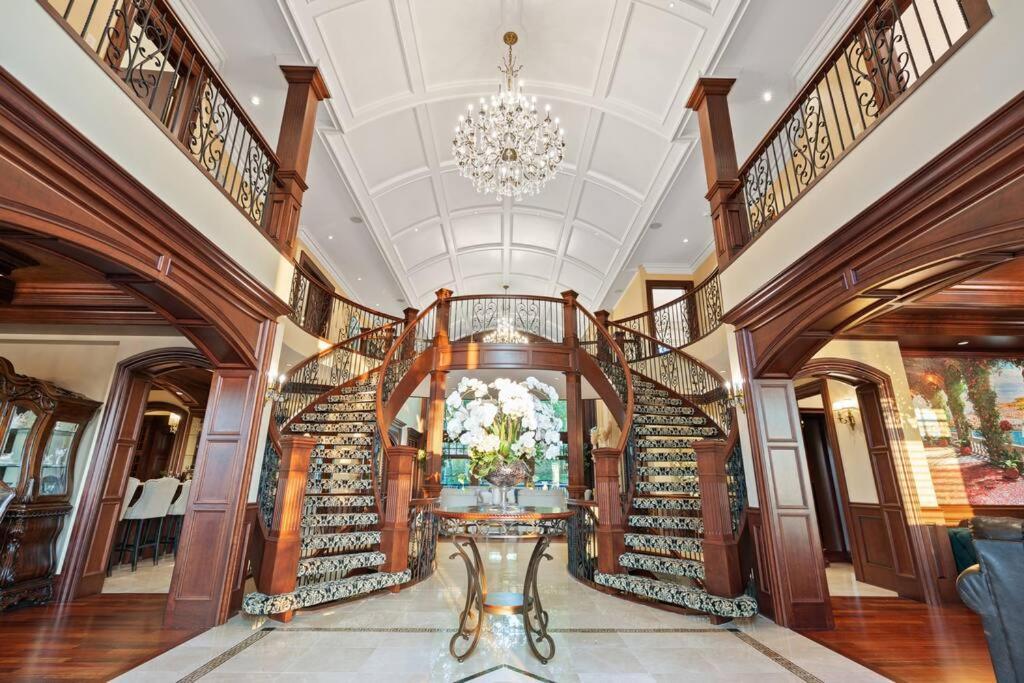French Chateau W/Swim Spa & Theatre: 11,700 Sqft YYC Екстериор снимка