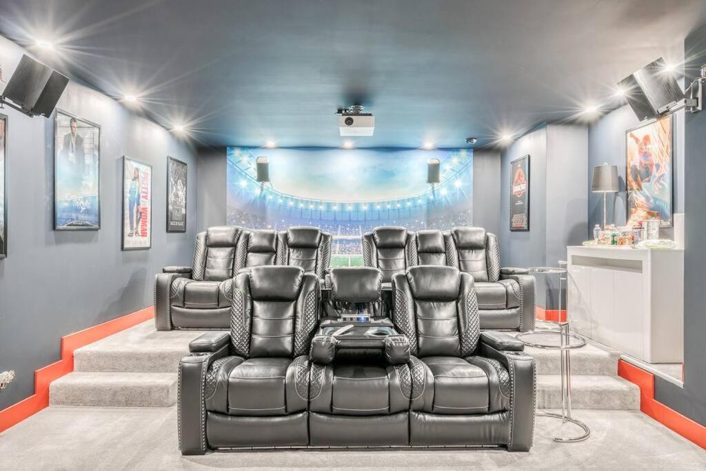 French Chateau W/Swim Spa & Theatre: 11,700 Sqft YYC Екстериор снимка