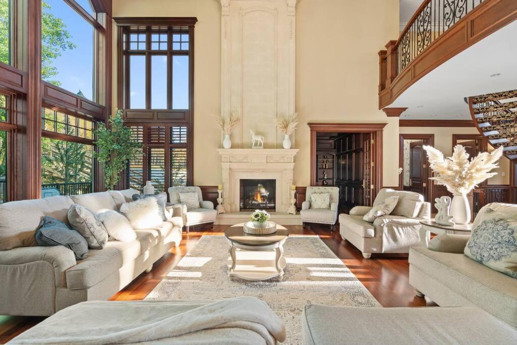 French Chateau W/Swim Spa & Theatre: 11,700 Sqft YYC Екстериор снимка