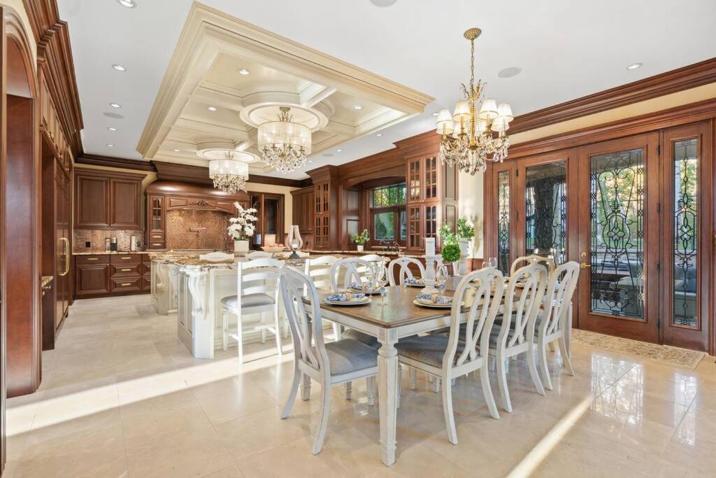 French Chateau W/Swim Spa & Theatre: 11,700 Sqft YYC Екстериор снимка