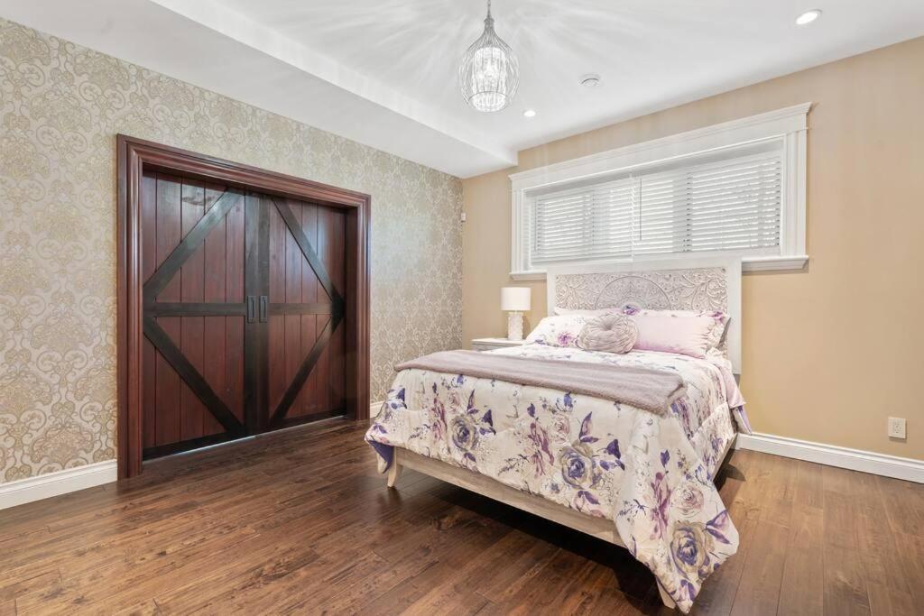 French Chateau W/Swim Spa & Theatre: 11,700 Sqft YYC Екстериор снимка