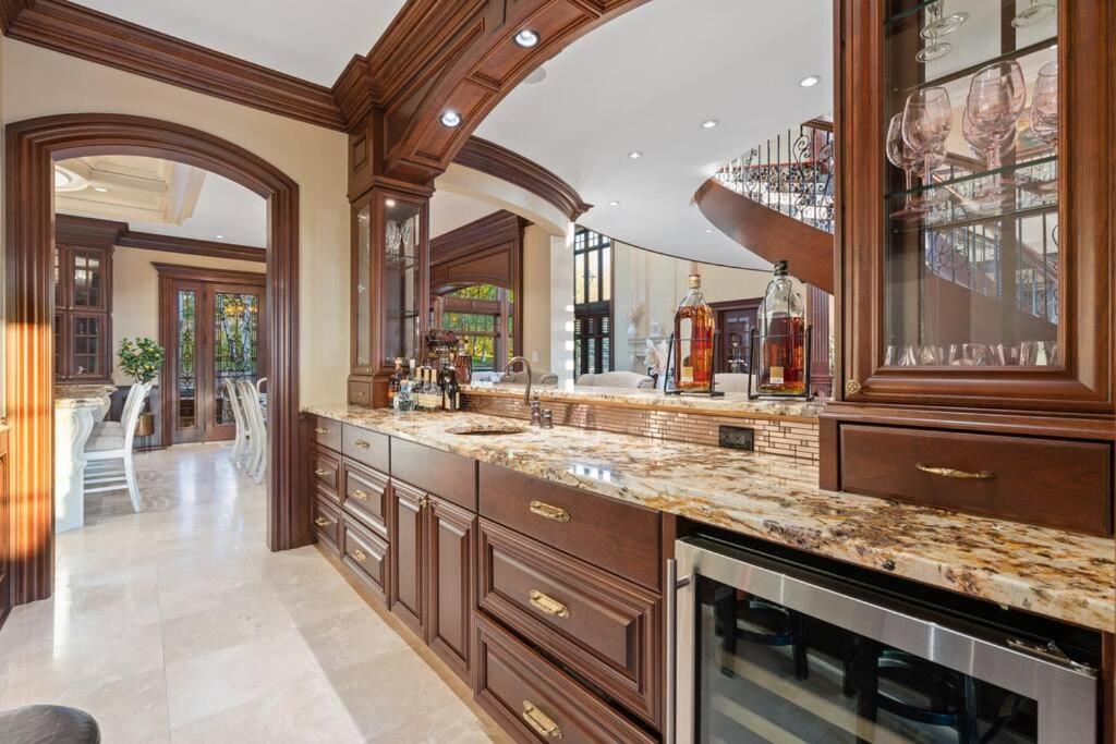 French Chateau W/Swim Spa & Theatre: 11,700 Sqft YYC Екстериор снимка