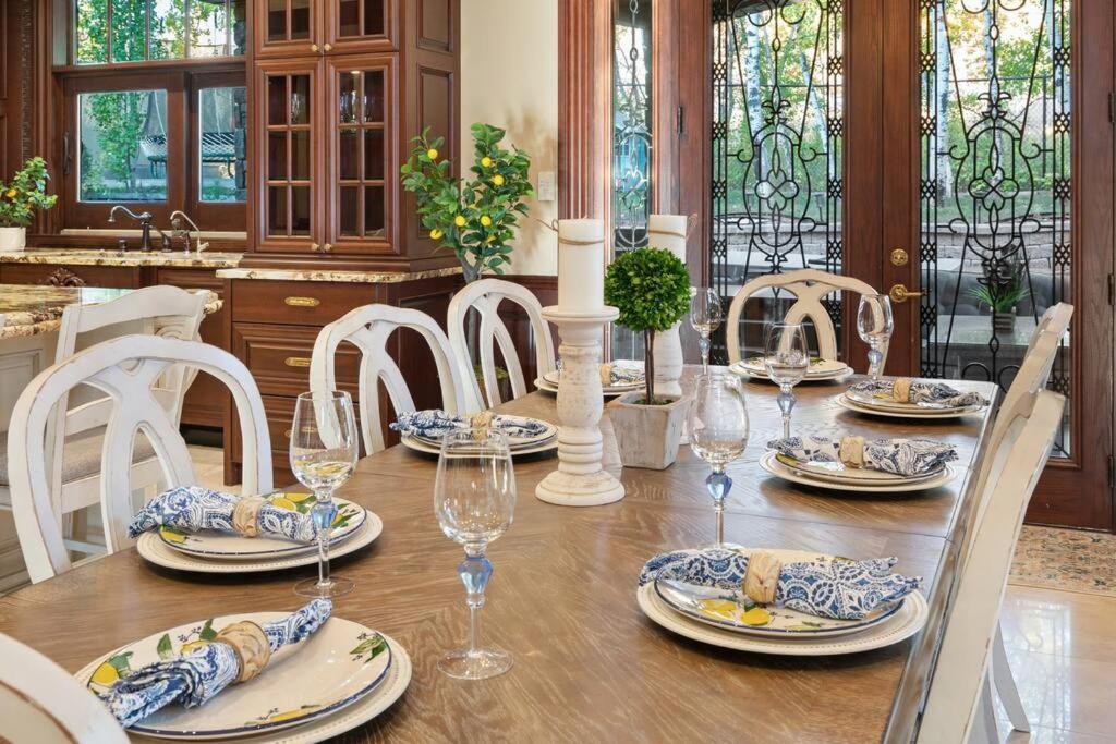 French Chateau W/Swim Spa & Theatre: 11,700 Sqft YYC Екстериор снимка