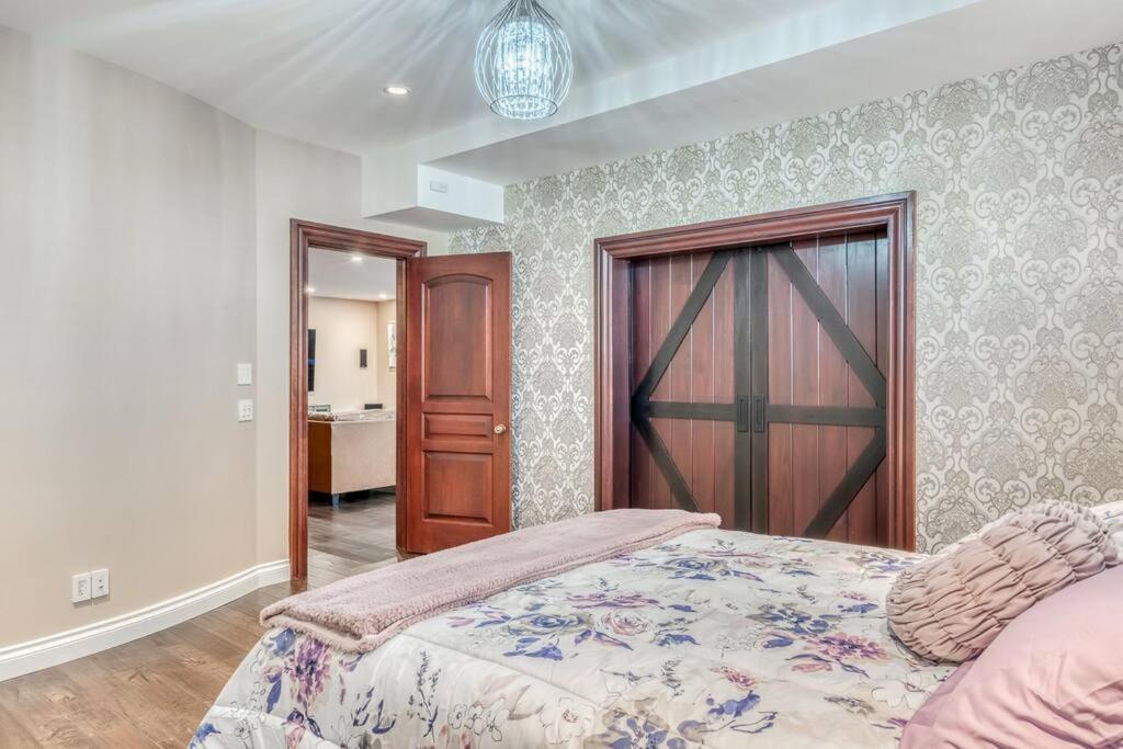 French Chateau W/Swim Spa & Theatre: 11,700 Sqft YYC Екстериор снимка
