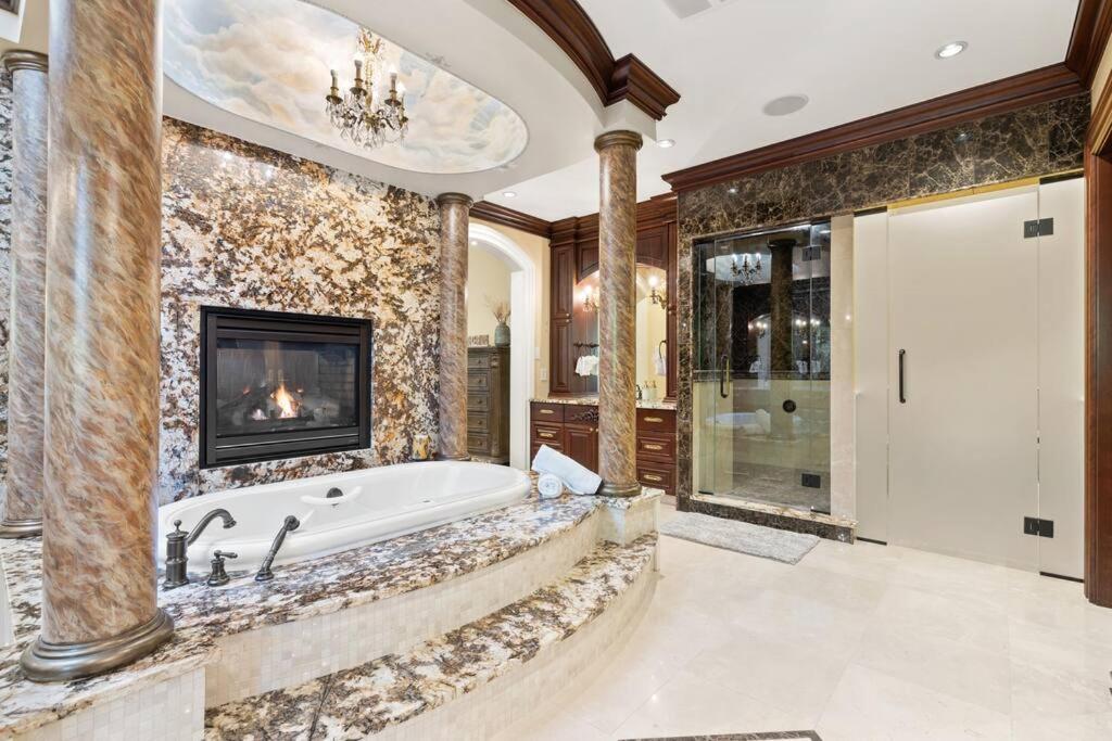 French Chateau W/Swim Spa & Theatre: 11,700 Sqft YYC Екстериор снимка