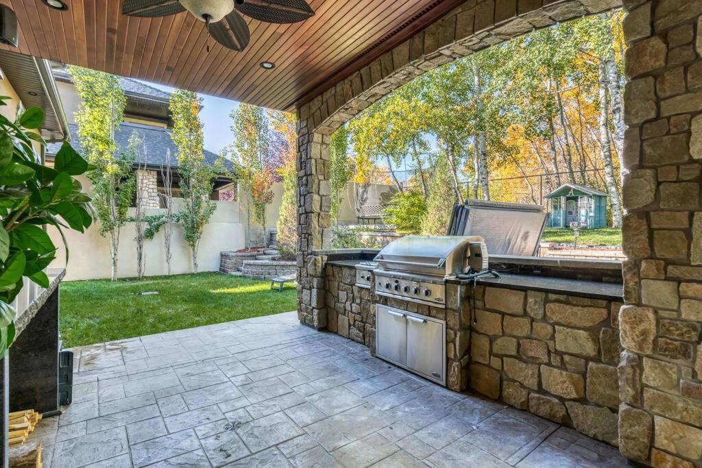 French Chateau W/Swim Spa & Theatre: 11,700 Sqft YYC Екстериор снимка
