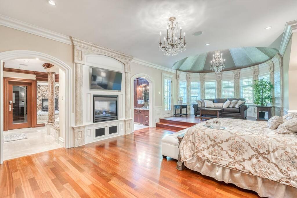 French Chateau W/Swim Spa & Theatre: 11,700 Sqft YYC Екстериор снимка