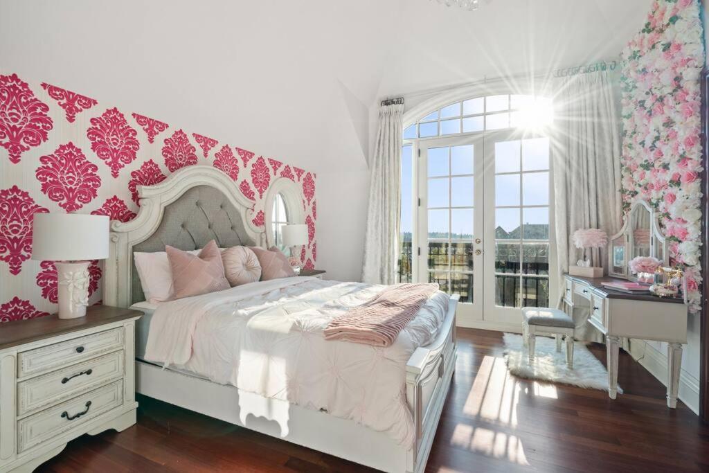 French Chateau W/Swim Spa & Theatre: 11,700 Sqft YYC Екстериор снимка
