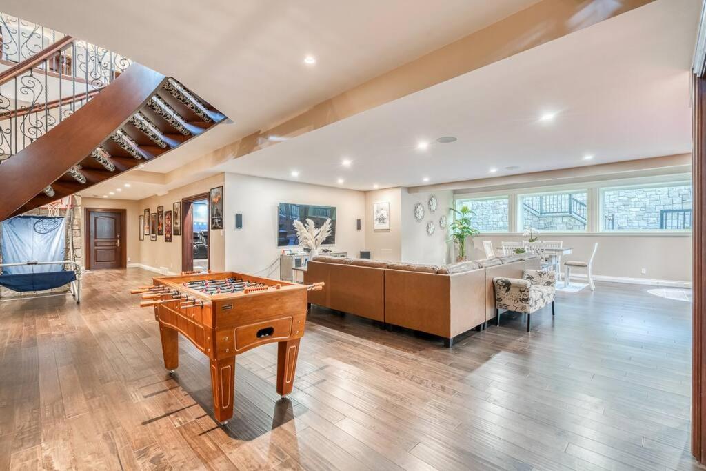 French Chateau W/Swim Spa & Theatre: 11,700 Sqft YYC Екстериор снимка