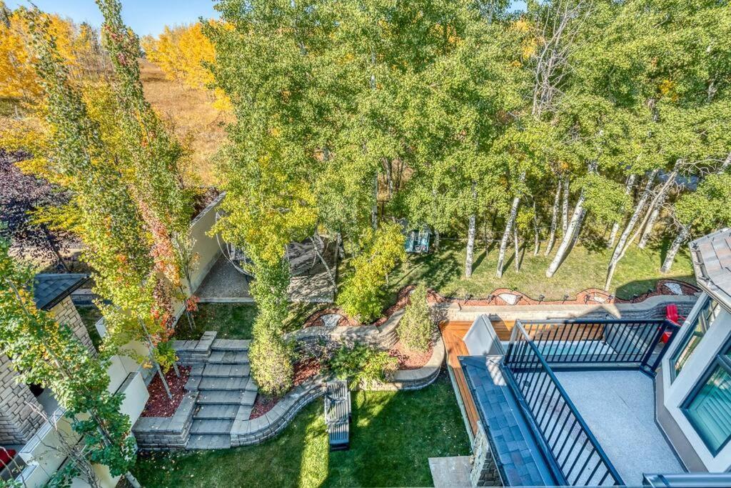 French Chateau W/Swim Spa & Theatre: 11,700 Sqft YYC Екстериор снимка