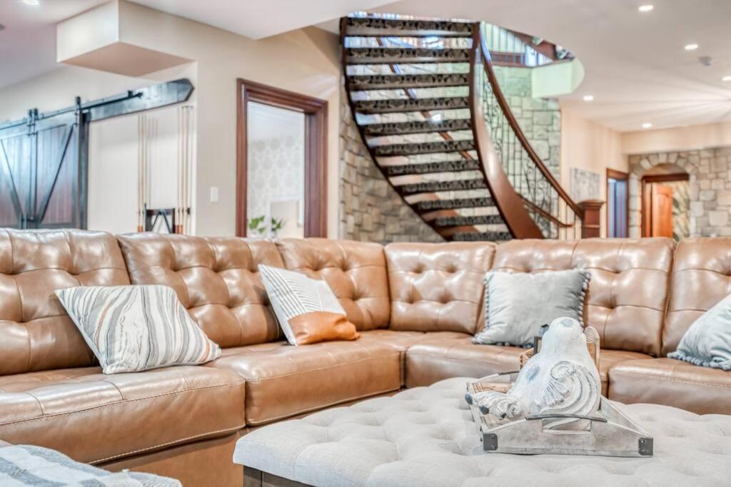 French Chateau W/Swim Spa & Theatre: 11,700 Sqft YYC Екстериор снимка