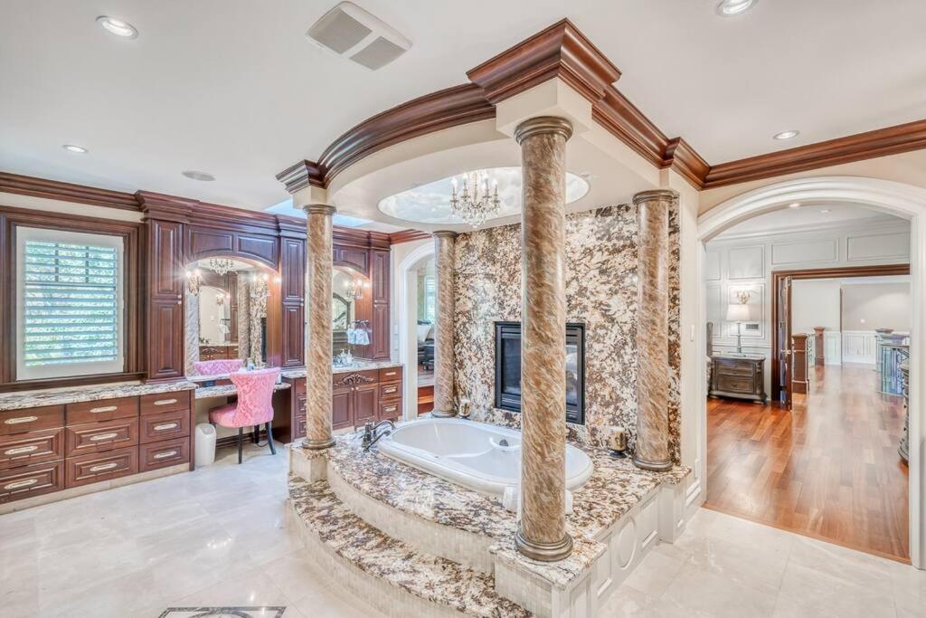French Chateau W/Swim Spa & Theatre: 11,700 Sqft YYC Екстериор снимка