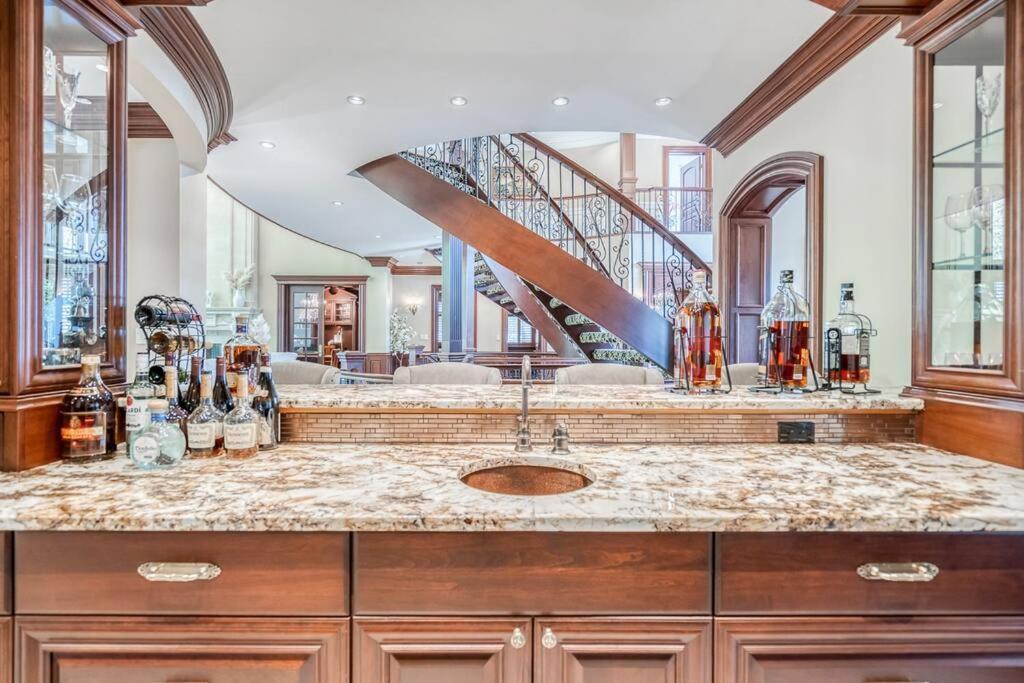 French Chateau W/Swim Spa & Theatre: 11,700 Sqft YYC Екстериор снимка