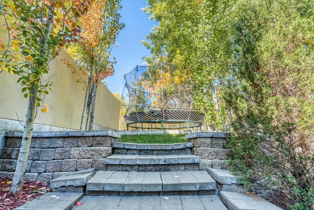 French Chateau W/Swim Spa & Theatre: 11,700 Sqft YYC Екстериор снимка