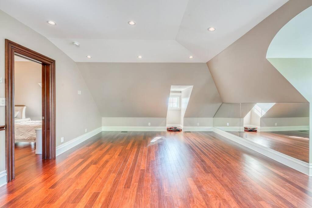 French Chateau W/Swim Spa & Theatre: 11,700 Sqft YYC Екстериор снимка