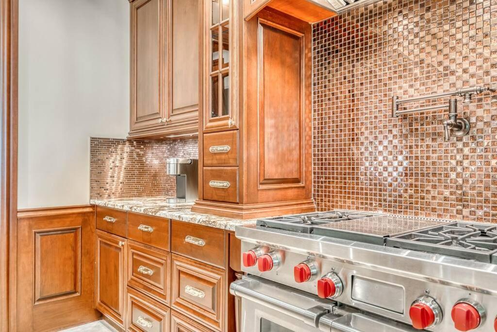 French Chateau W/Swim Spa & Theatre: 11,700 Sqft YYC Екстериор снимка