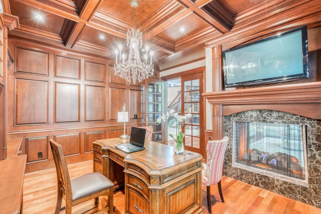 French Chateau W/Swim Spa & Theatre: 11,700 Sqft YYC Екстериор снимка
