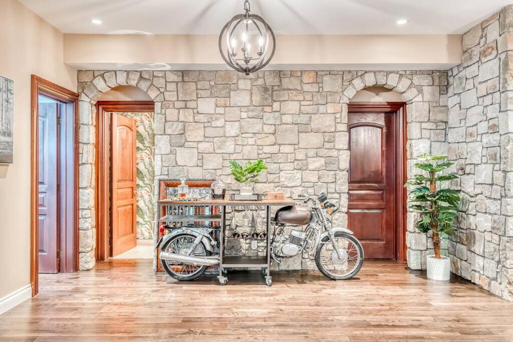 French Chateau W/Swim Spa & Theatre: 11,700 Sqft YYC Екстериор снимка