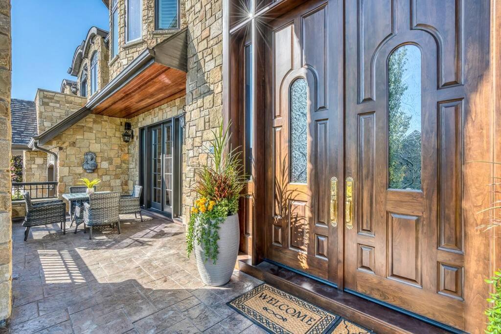 French Chateau W/Swim Spa & Theatre: 11,700 Sqft YYC Екстериор снимка