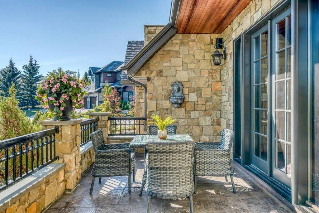 French Chateau W/Swim Spa & Theatre: 11,700 Sqft YYC Екстериор снимка