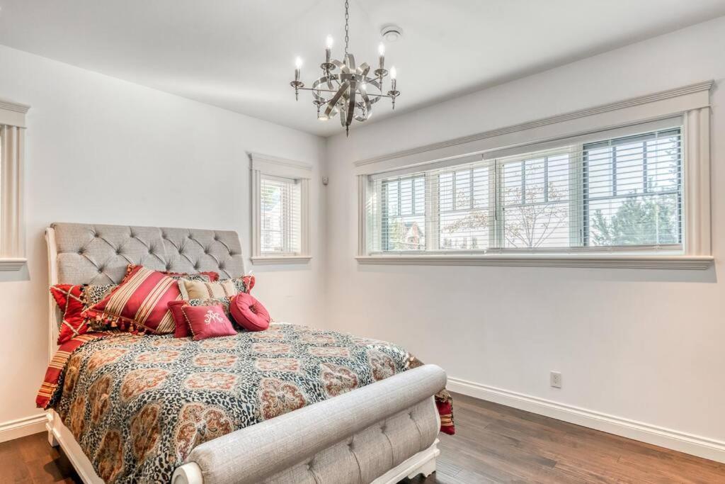 French Chateau W/Swim Spa & Theatre: 11,700 Sqft YYC Екстериор снимка