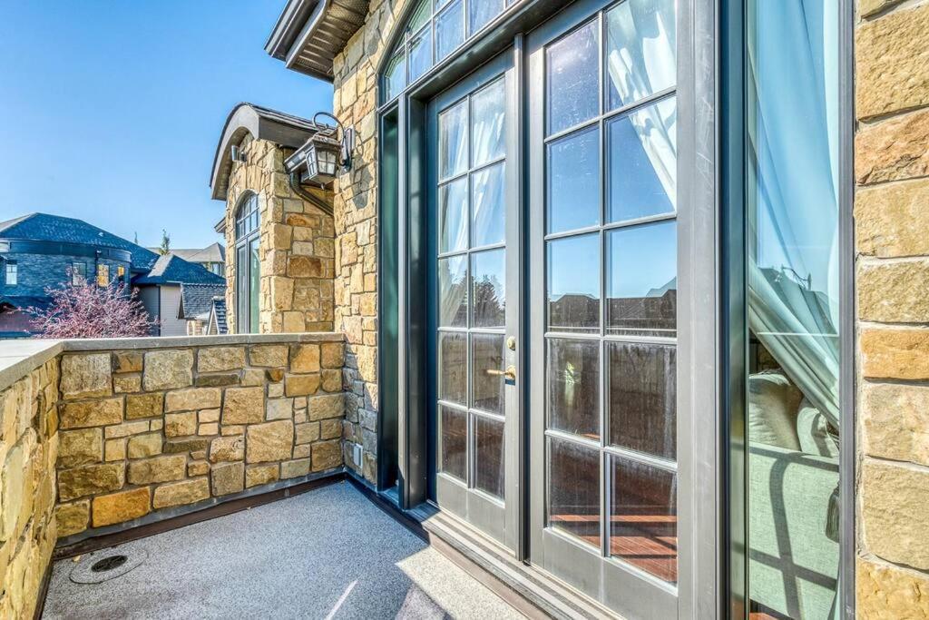 French Chateau W/Swim Spa & Theatre: 11,700 Sqft YYC Екстериор снимка
