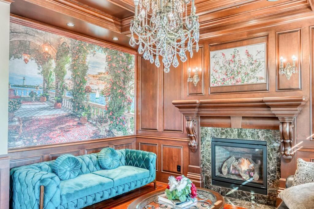 French Chateau W/Swim Spa & Theatre: 11,700 Sqft YYC Екстериор снимка