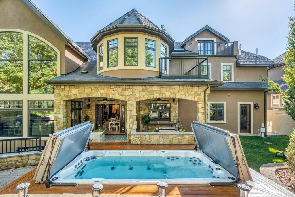 French Chateau W/Swim Spa & Theatre: 11,700 Sqft YYC Екстериор снимка