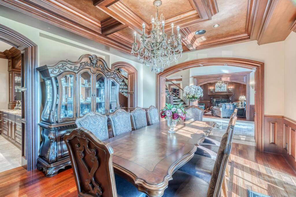 French Chateau W/Swim Spa & Theatre: 11,700 Sqft YYC Екстериор снимка