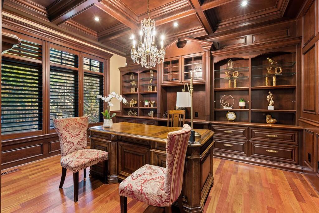 French Chateau W/Swim Spa & Theatre: 11,700 Sqft YYC Екстериор снимка