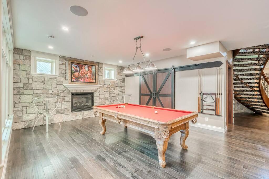 French Chateau W/Swim Spa & Theatre: 11,700 Sqft YYC Екстериор снимка