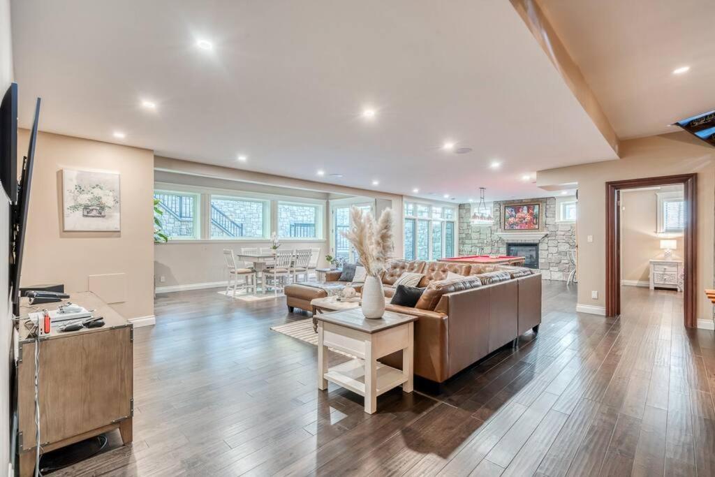 French Chateau W/Swim Spa & Theatre: 11,700 Sqft YYC Екстериор снимка