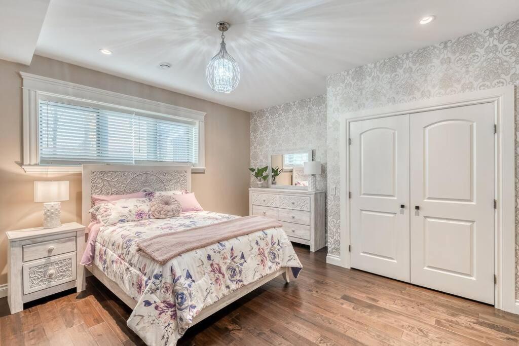 French Chateau W/Swim Spa & Theatre: 11,700 Sqft YYC Екстериор снимка